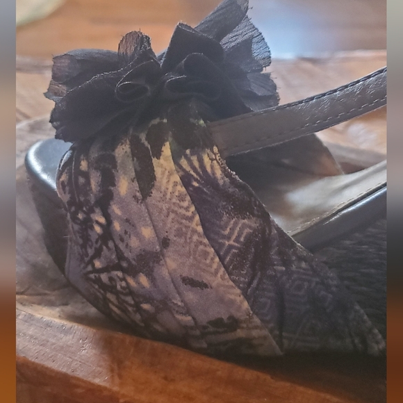 Elegant Black, Blue, and White Wedge Sandals - Picture 5 of 10